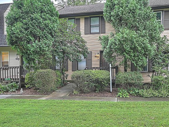 2nd image of 2203 Greenbriar Cir APT 5