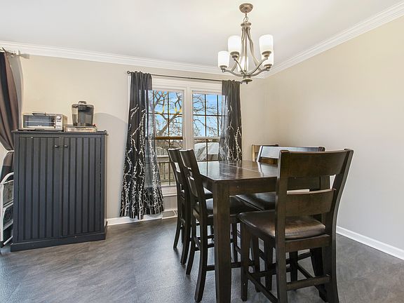 5th image of 221 Hampshire Ln