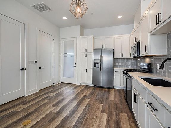 5th image of 607 W Saint Johns Ave #2