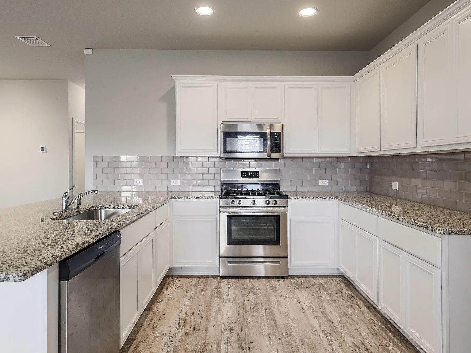 3 bed, 1560 sqft, $2,195 — Photo 3