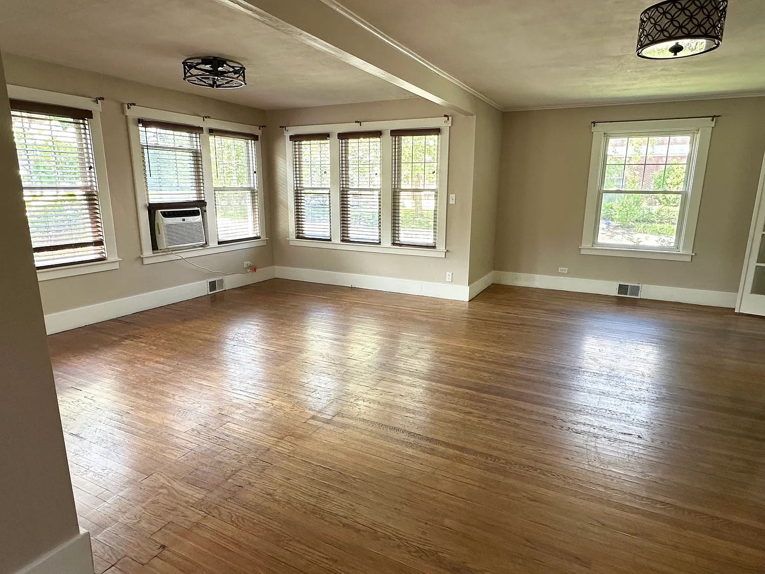 3 bed, 1.5 bath, 1600 sqft, $2,500 — Photo 3