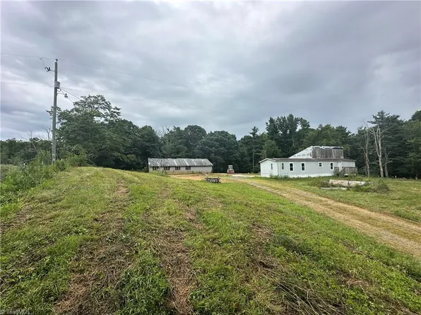 283 Chantilly Dr, Fancy Gap, VA 24328