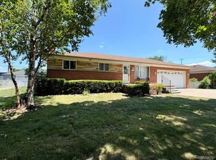 2044 Arcola St, Garden City, MI 48135