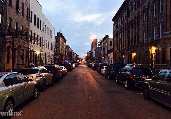004_253_STOCK_STREET_SHOT