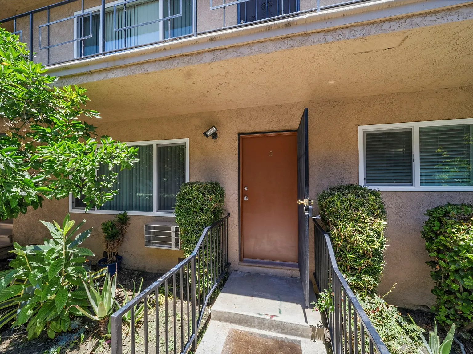 2 bed, 1.5 bath, 1001 sqft, $2,499 — Photo 2