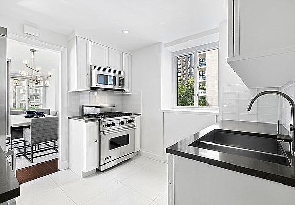 5th image of 200 E 66th St APT D0603