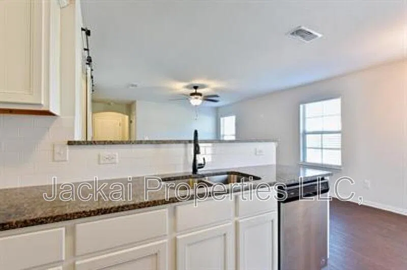 3 bed, 2.5 bath, $1,395 — Photo 4