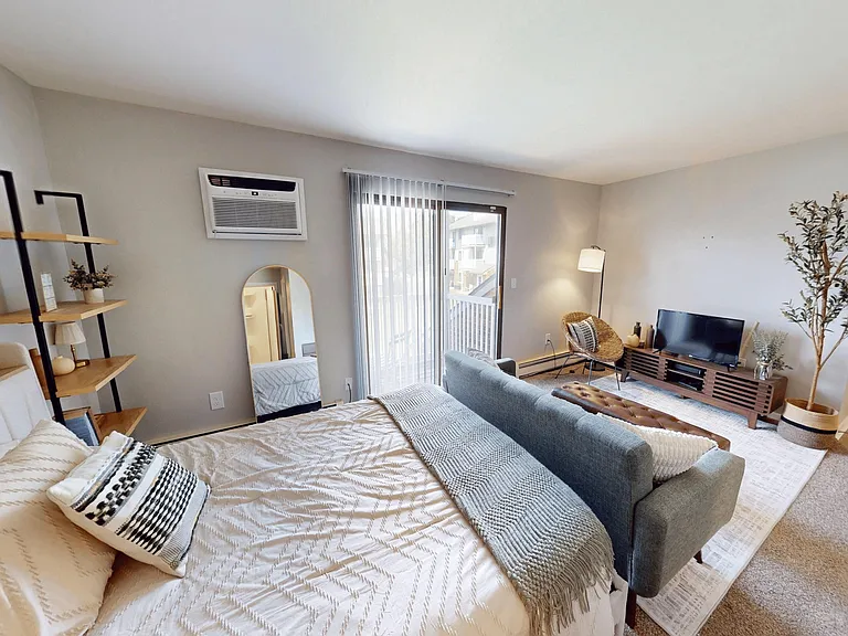 Eastland Apartments — Photo 4