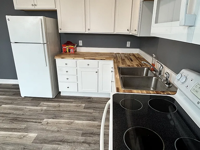 616 Clinton St — Photo 5