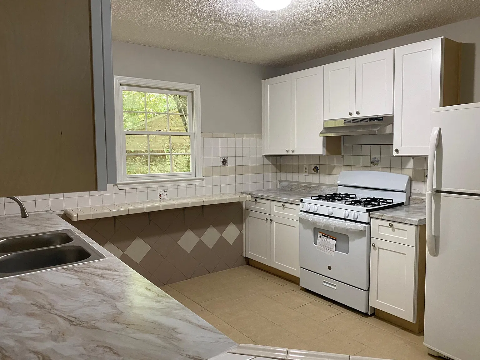 4 bed, 2462 sqft, $2,600 — Photo 3