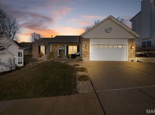 1375 Mosswoods Dr, Fenton, MO 63026