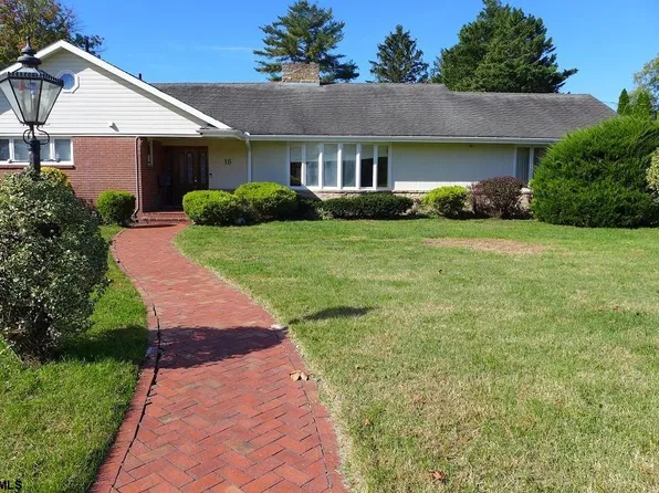 16 Northwood Dr, Vineland, NJ 08360