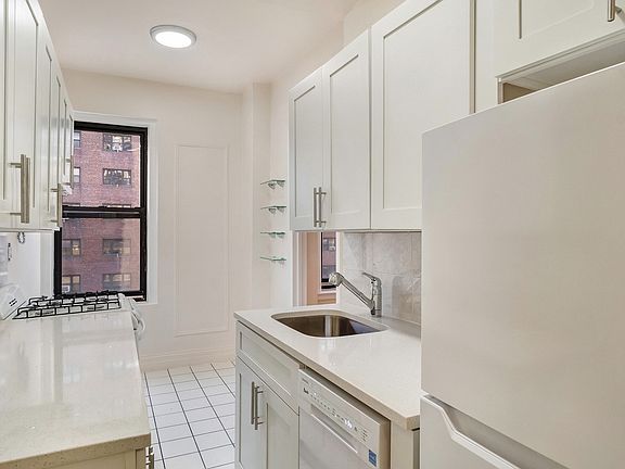 3rd image of 201 E 35th St APT 6B