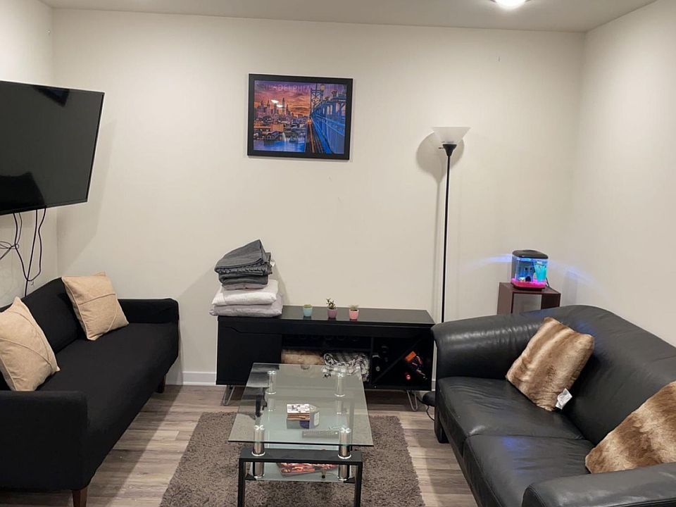 2nd image of 4200 Ludlow St #116