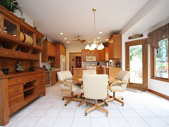 Large Eat-In Kitchen