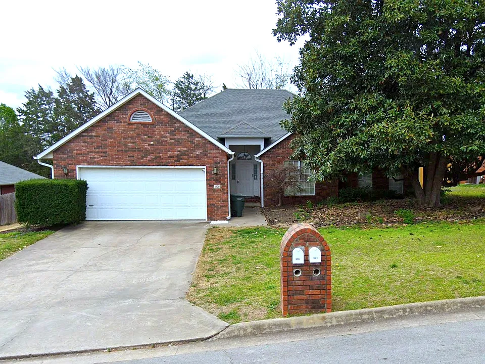 1826 N Glenbrook Pl