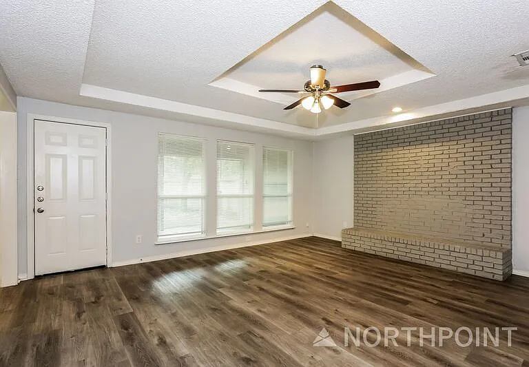 422 Ash Ln — Photo 2