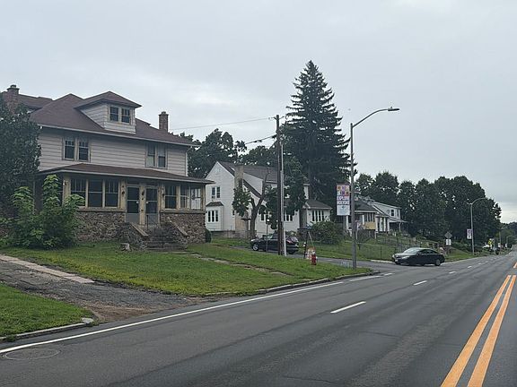 5th image of 451 Beech St