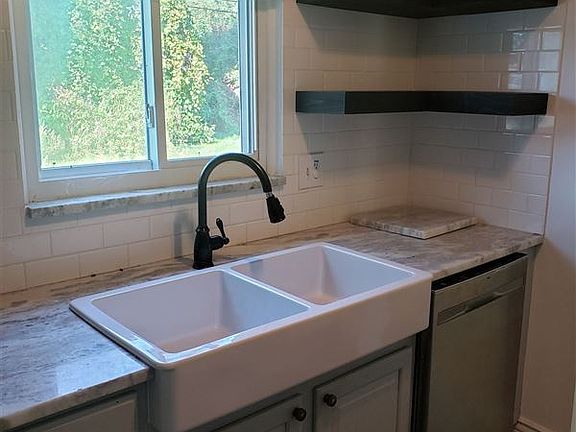 3rd image of 2884 Hawks Ave