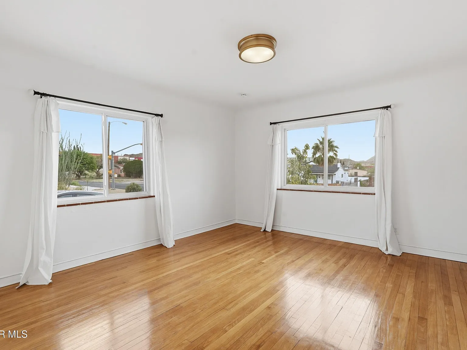 4 bed, 3.0 bath, 2424 sqft, $2,400 — Photo 4