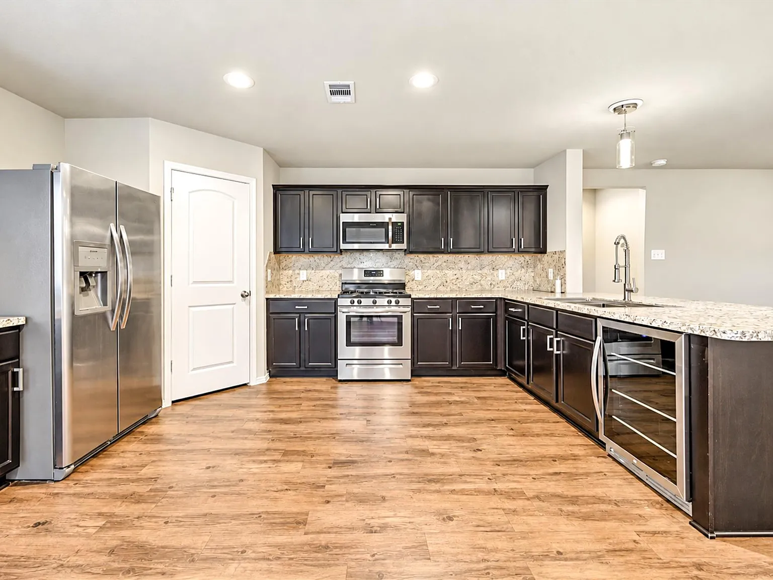 5 bed, 2.5 bath, 2253 sqft, $2,200 — Photo 2