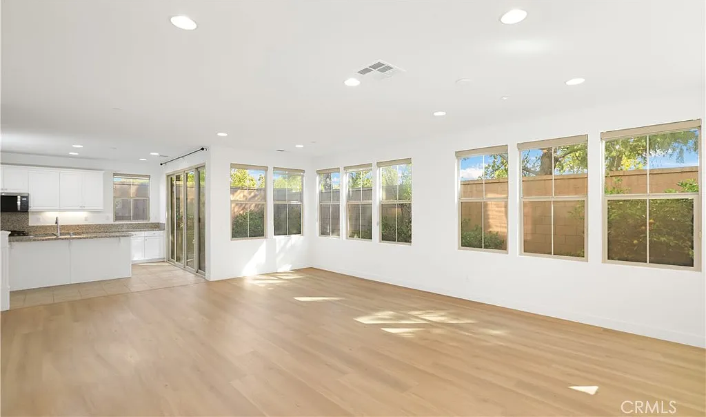 3 bed, 2.5 bath, 2019 sqft, $5,000 — Photo 2