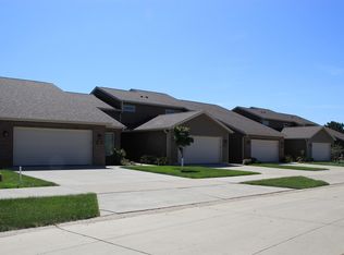 404 Prairie Bluff Dr, Sergeant Bluff, IA 51054
