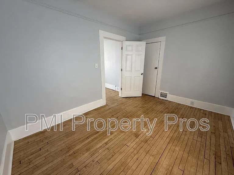 3109 W Walnut St — Photo 8