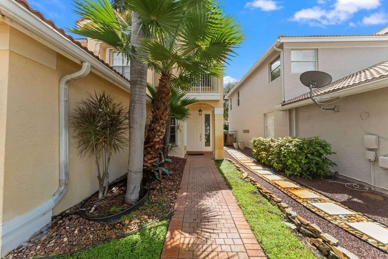5 bed, 3.0 bath, 2941 sqft, $5,000 — Photo 2