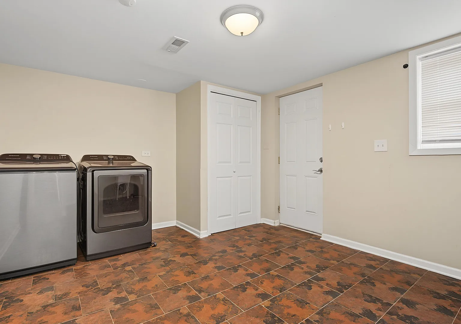 3 bed, 1800 sqft, $2,700 — Photo 4