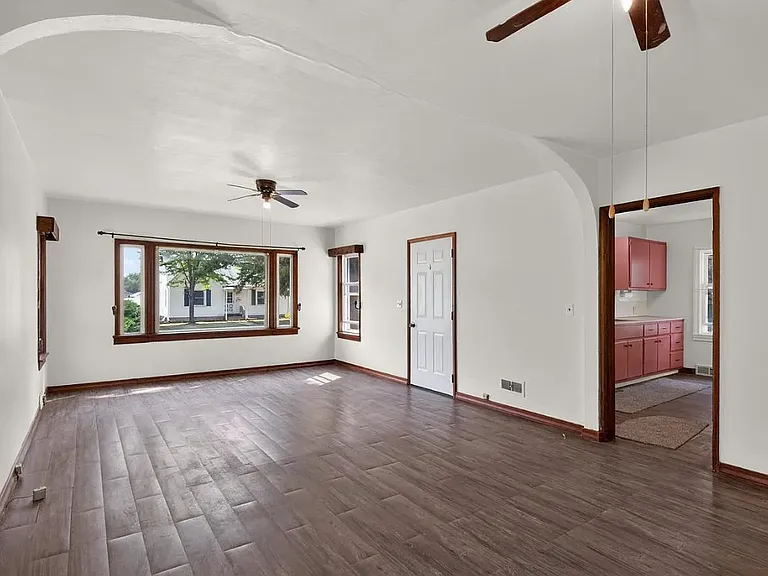 521 Dewey St — Photo 8