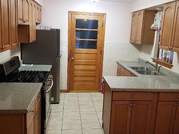 2nd image of 5746 W Montrose Ave APT 2