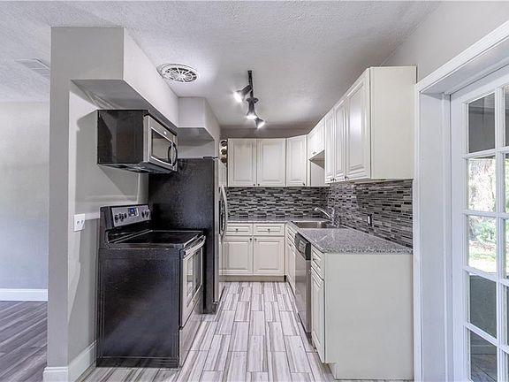 4th image of 2261 Camellia Dr