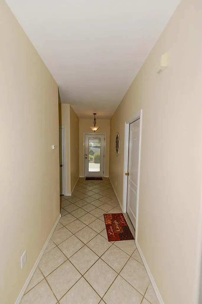 3 bed, 2.0 bath, 1390 sqft, $2,300 — Photo 2