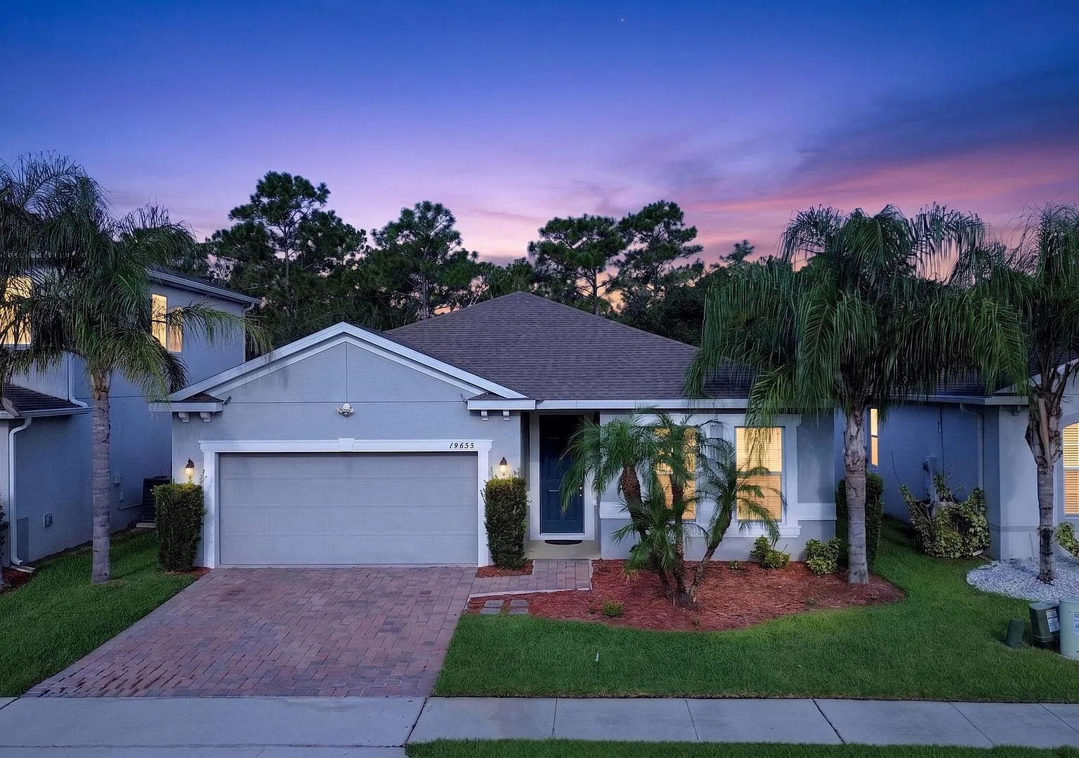 Beautiful 4/3 with fenced yard in Hunters Creek! Available Now! — Photo 2