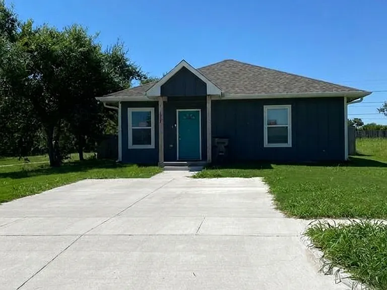 1302 SW Wisconsin Ave — Photo 1