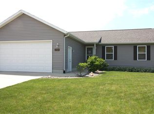 1418 Springbrook Dr, Cedar Falls, IA 50613
