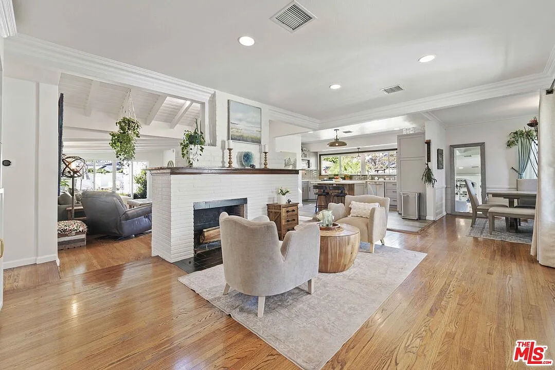 4 bed, 3.0 bath, 2241 sqft, $9,500 — Photo 3