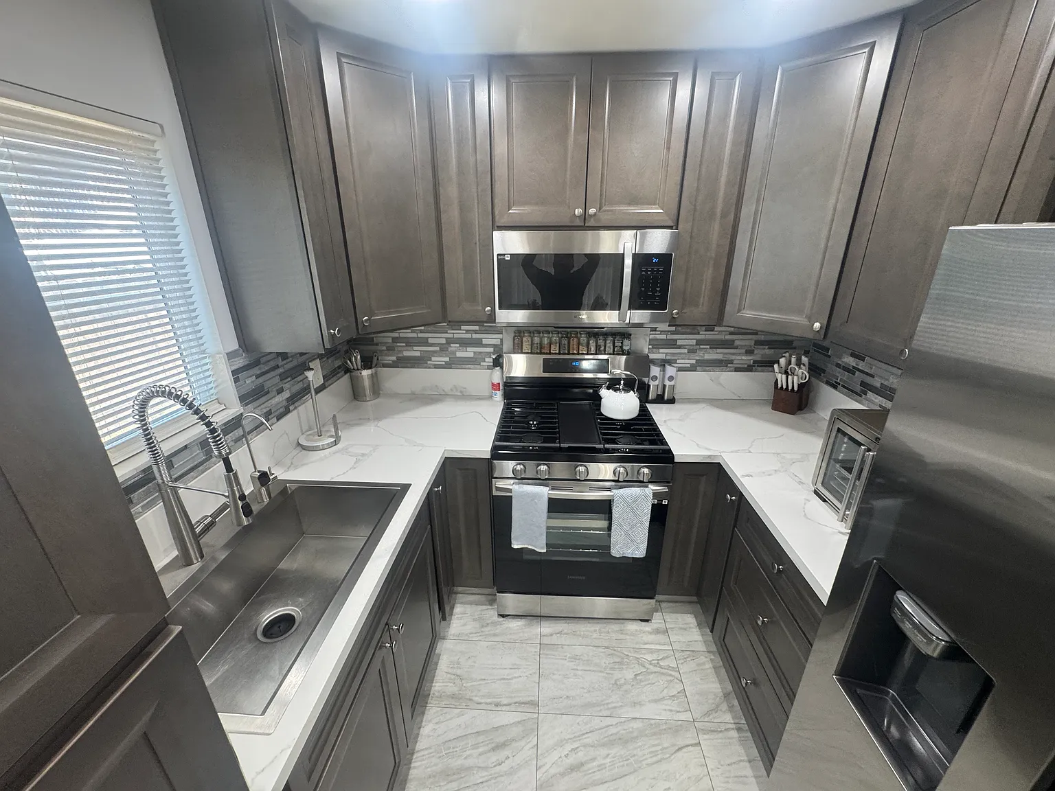3 bed, 1067 sqft, $3,385 — Photo 2