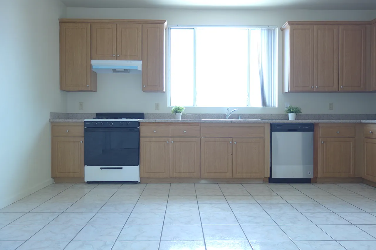 5 bed, 1800 sqft, $4,995 — Photo 2