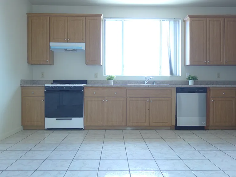 4426 Prospect Ave — Photo 2