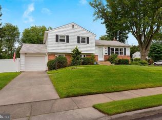 5 Randolph Dr, Mount Holly, NJ 08060