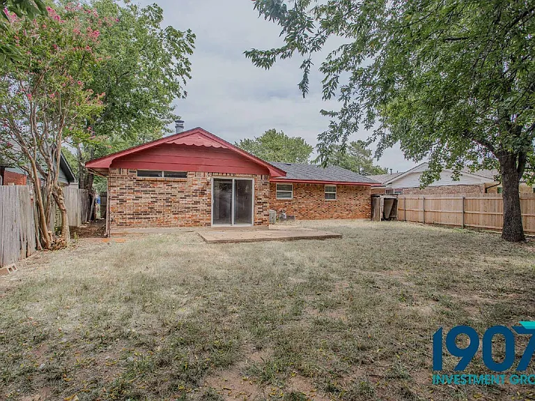 1618 Village Dr — Photo 24