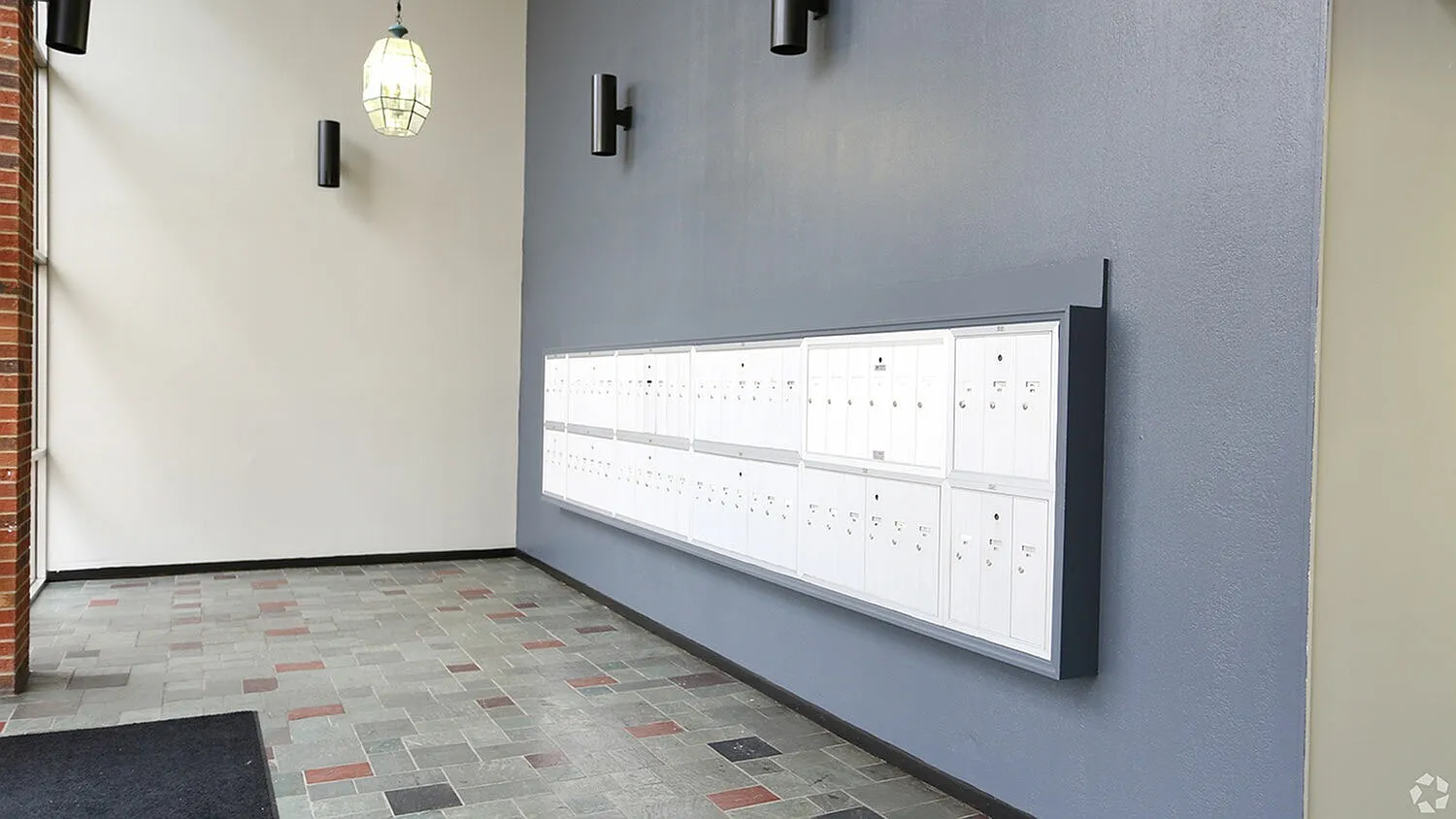 Center Court Apartments — Photo 4