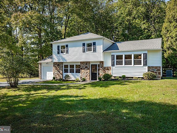 2nd image of 2 Ramblewood Dr