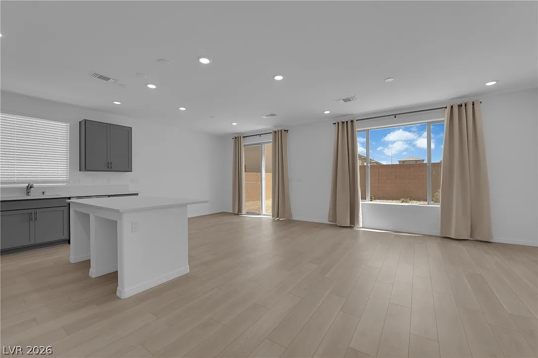 5 bed, 3.0 bath, 2206 sqft, $2,600 — Photo 1