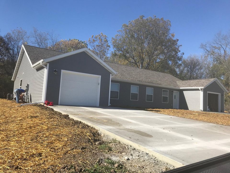 1st image of 404 Carriage Hill Dr