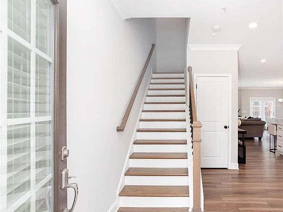 4th image of 504 Mansell St