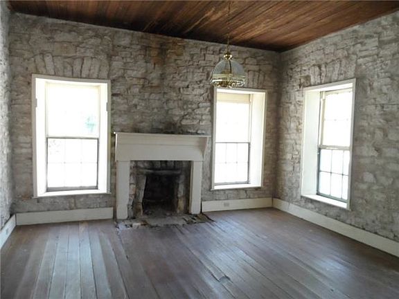 4th image of 127 Legend Oaks Dr