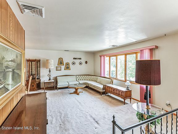 5th image of 99 Greenport St